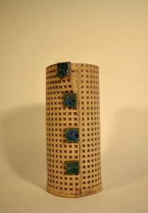 Vases with a series of square marks, fastened with square buttons